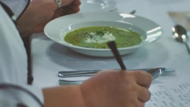 Inspección Porción Degustación Alimentos Comer Plato Comido Con Las Manos — Vídeo de stock