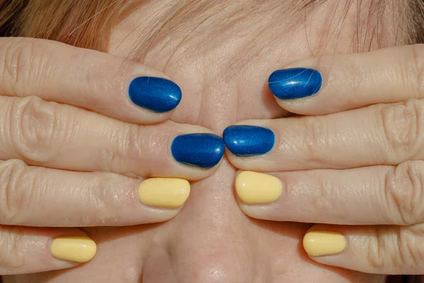 Mujer Con Uñas Color Bandera Ucraniana Mujer Tiene Una Palma — Foto de Stock