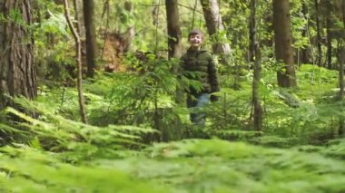 Çocuk ormanda tek başına kayboldu. Ormandaki çocuk yalnız. Ormanda tek başına hayatta kalmak. Bir turist çocuk çalılıklarda kayboldu. Üzgün bir çocuk bulunmayı bekliyor. Seçici odak