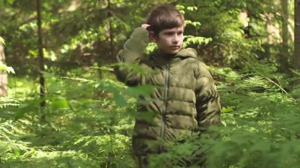 孩子一个人在森林里迷了路 只有森林里的男孩一个人一个人在森林里生存一个旅游孩子在灌木丛中迷了路 一个心烦意乱的孩子正在等着被发现 有选择的重点 — 图库视频影像