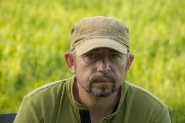 Yeşil askeri şapkalı bir adam.