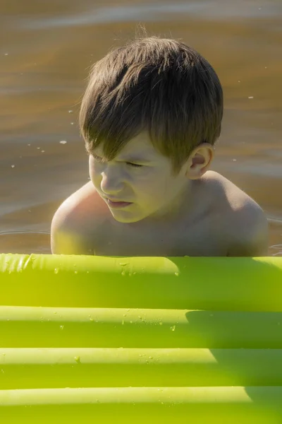 Junge Schläft Auf Aufblasbarer Matratze Wasser Das Kind Allein Wasser — Stockfoto