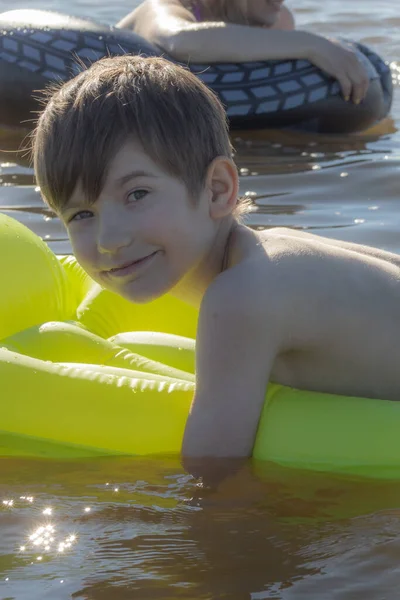 Junge Schläft Auf Aufblasbarer Matratze Wasser Das Kind Allein Wasser — Stockfoto