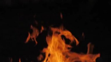 Siyah arka planda yangın alevi. Ateş alevi karanlıkta dans eder. Yumuşak sinema filmi. Ekranda güçlü alevler var. Yumuşak seçici odak.