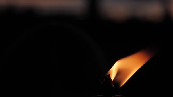 在黑色背景上的火把上燃起的火焰 火焰在黑暗中舞动 软片图片 一个强大的火焰 被吹过屏幕 软性选择性重点 — 图库视频影像