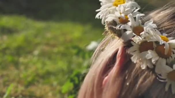 Flores Corona Hojas Cabeza Una Mujer Con Una Corona Cabeza — Vídeo de stock