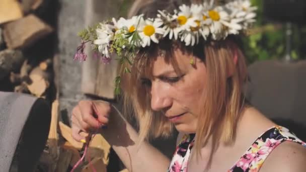 Flowers Leaf Wreath Head Woman Crown His Head Celebrating Midsummer — 비디오