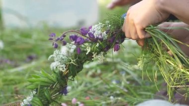 Başında çiçek ve meşe yaprağı çelengi var. Yeşillikte yaz gündönümünün kutlanması. Meşe çelengiyle yaz ortası kutlaması. Kendi ellerinle meşe çelengi dokuduğun Ligo tatili..