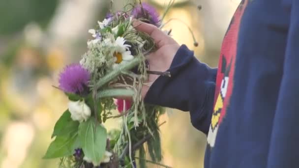 Corona Flores Hojas Roble Cabeza Celebración Del Solsticio Verano Zonas — Vídeo de stock