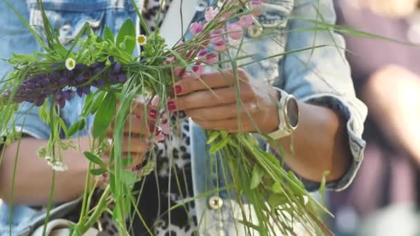 Wreath Flowers Oak Leaves Head Celebration Summer Solstice Greenery Midsummer — Vídeo de stock