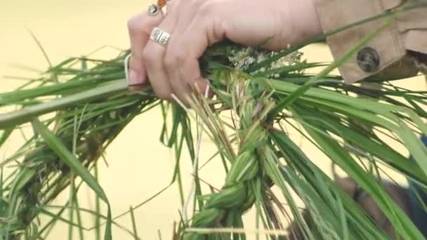 Wreath Flowers Oak Leaves Head Celebration Summer Solstice Greenery Midsummer — Vídeo de stock