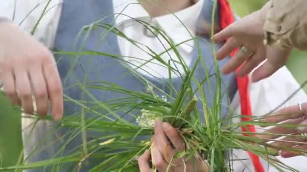 Wreath Flowers Oak Leaves Head Celebration Summer Solstice Greenery Midsummer — Vídeo de stock