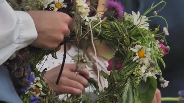 Věnec Květin Dubových Listů Hlavě Oslava Letního Slunovratu Zeleni Svatojánská — Stock video