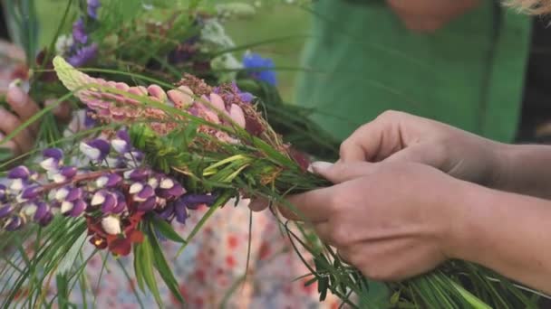 Corona Flores Hojas Roble Cabeza Celebración Del Solsticio Verano Zonas — Vídeo de stock