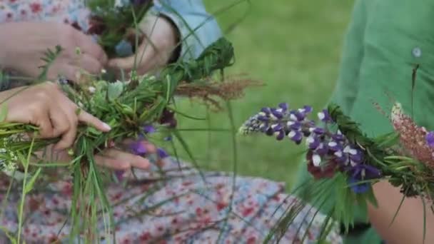 Wreath Flowers Oak Leaves Head Celebration Summer Solstice Greenery Midsummer — Vídeo de stock