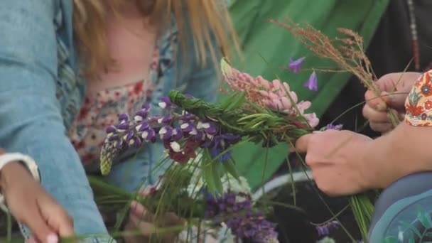 Başında Çiçek Meşe Yaprağı Çelengi Var Yeşillikte Yaz Gündönümünün Kutlanması — Stok video