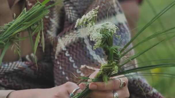 Corona Flores Hojas Roble Cabeza Celebración Del Solsticio Verano Zonas — Vídeo de stock