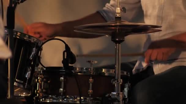 Baterista Bate Bateria Close Bateria Balançando Concerto Uma Fotografia Cinematográfica — Vídeo de Stock