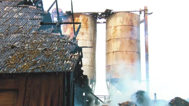 Firemen Put Out Burning Grain Mill Fireman Puts Out Fire — Stock video