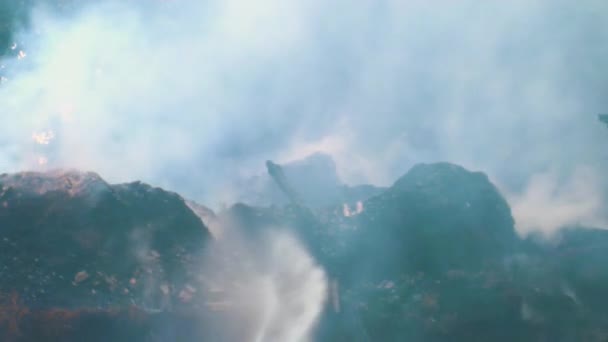 Firemen Put Out Burning Grain Mill Fireman Puts Out Fire — Stok video