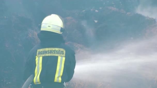 Πυροσβέστης Σβήνει Φωτιά Λάστιχο Πυροσβέστες Έσβησαν Ένα Φλεγόμενο Σκεύος Κόκκων — Αρχείο Βίντεο