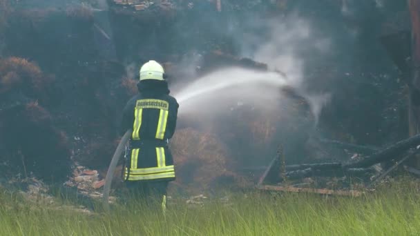 Fireman Extinguish Fire Hose Firefighters Put Out Burning Grain Forge — Vídeos de Stock