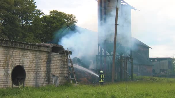 Firemen Put Out Burning Grain Mill Fireman Puts Out Fire — Vídeos de Stock