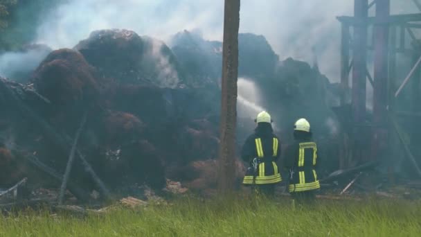 Fireman Extinguish Fire Hose Firefighters Put Out Burning Grain Forge — Stock videók