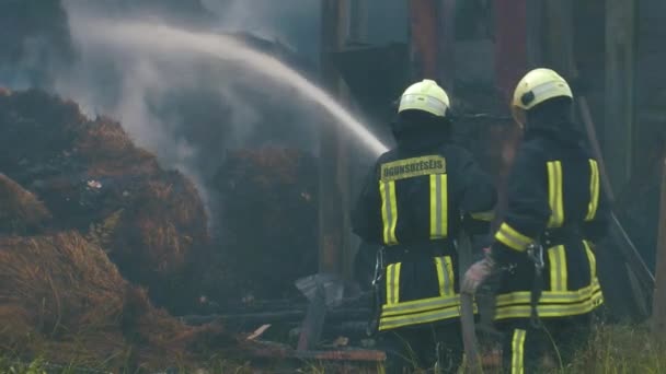 Fireman Extinguish Fire Hose Firefighters Put Out Burning Grain Forge — Stok video