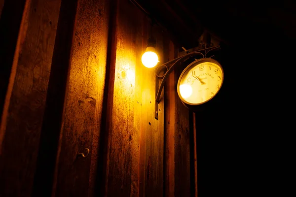 Clock Train Station Outdoor Clock Wooden Wall Night — Stockfoto