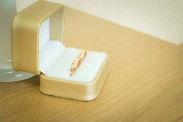 Gouden Bruiloft Ringen Een Doos Van Gift — Stockfoto