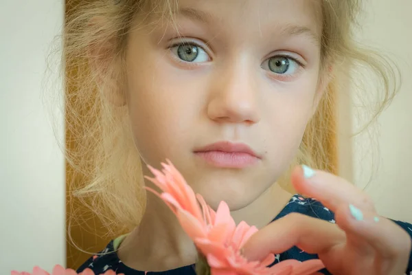 Молодая Девушка Держит Руках Красивые Цветы Ребенок Большими Глазами Маленькая — стоковое фото