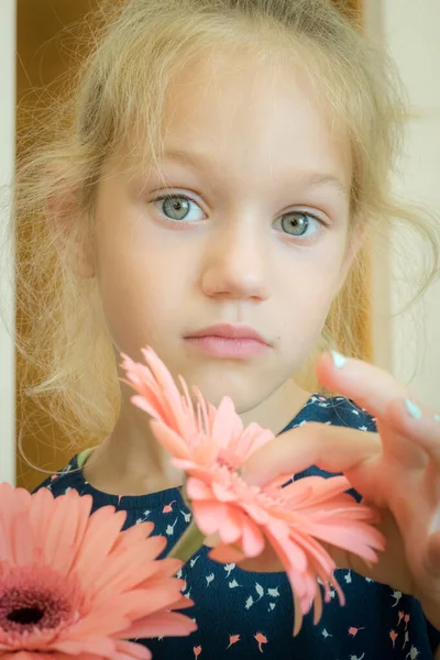 Young Girl Holds Beautiful Flowers Her Hands Child Big Eyes — Stockfoto