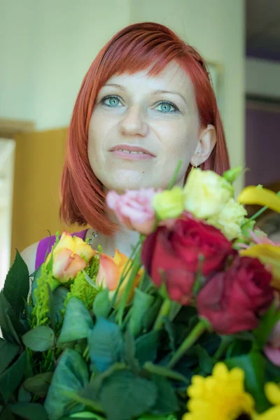 Повсюду Ходить Цветочницей Девушка Рыжими Волосами Великолепной Улыбкой — стоковое фото