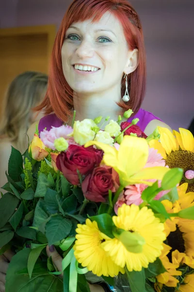 Повсюду Ходить Цветочницей Девушка Рыжими Волосами Великолепной Улыбкой — стоковое фото