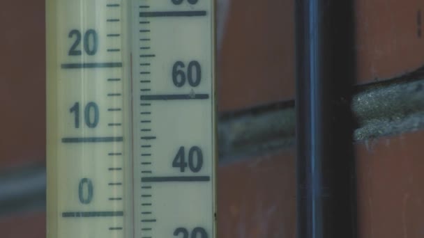 Thermometer Shows Temperature Old Temperature Gauge — Stock video