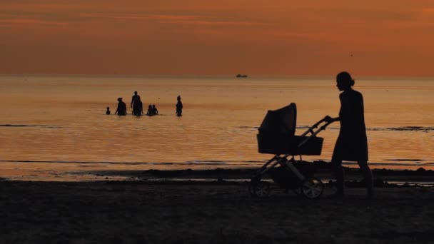 Woman Baby Carriage Sunset Sea Silhouette People Sunset Sea — Vídeo de Stock