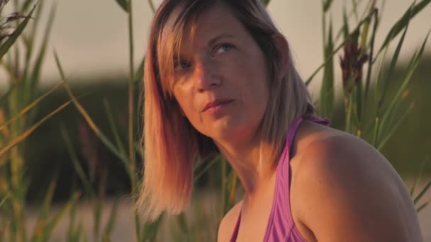 Γυναίκα Μαγιό Ηλιοβασίλεμα Δίπλα Στη Θάλασσα Ένα Νεαρό Κορίτσι Έκανε — Αρχείο Βίντεο