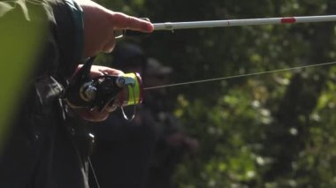 Bir balıkçı nehirde dönerek balık yakalar. Nehir kıyısındaki balıkçılar. Nehirde somon balıkçılığı