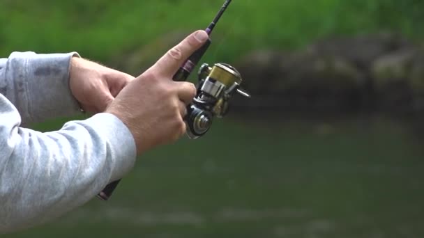 회전하면서 강에서 물고기를 잡는다 강가의 어부들 강에서의 — 비디오