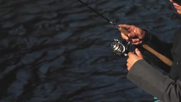 Pescador Atrapa Peces Río Girando Pescadores Orilla Del Río Pesca — Vídeos de Stock