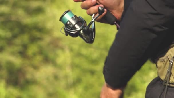 Pêcheur Attrape Des Poissons Dans Rivière Avec Filature Des Pêcheurs — Video