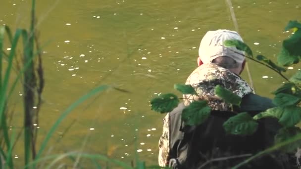 Pescador Atrapa Peces Río Girando Pescadores Orilla Del Río Pesca — Vídeos de Stock