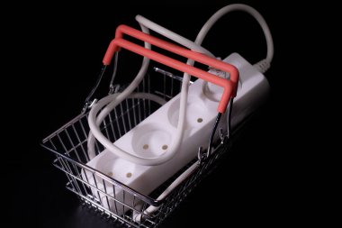 Elektrik tüketicileri için pahalı. Alışveriş arabasındaki euro banknotlarının elektrik prizleri. Enerji faturası fiyatlarındaki artış.