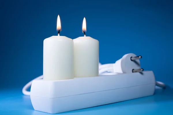 Enerji fiyatlarına zam. Elektrik uzatma kablosunda mum yakmak. Enerji faturası fiyatlarında artış.