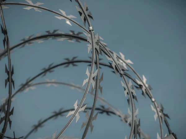 鉄条網のフェンスだ 国境の壁だ 刑務所の周りの鉄条網のフェンス 国家間の紛争 — ストック写真