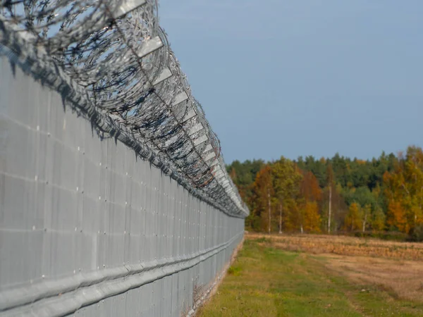 鉄条網のフェンスだ 国境の壁だ 刑務所の周りの鉄条網のフェンス 国家間の紛争 — ストック写真