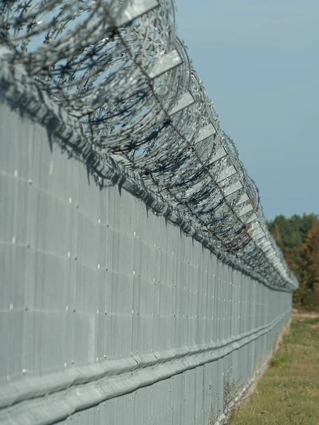 鉄条網のフェンスだ 国境の壁だ 刑務所の周りの鉄条網のフェンス 国家間の紛争 — ストック写真