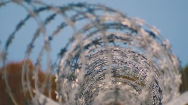 鉄条網のフェンスだ 国境の壁だ 刑務所の周りの鉄条網のフェンス 国家間の紛争 — ストック動画