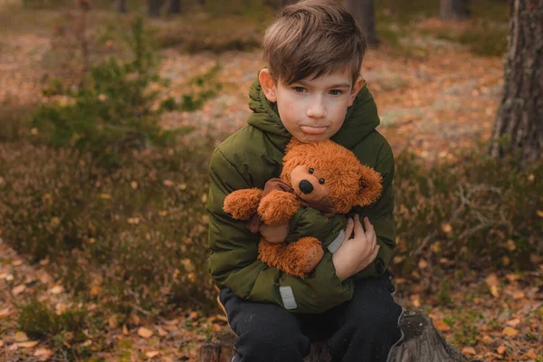 Ett Barn Ensam Skogen Med Nalle Pojke Ensamhet Höstskog — Stockfoto